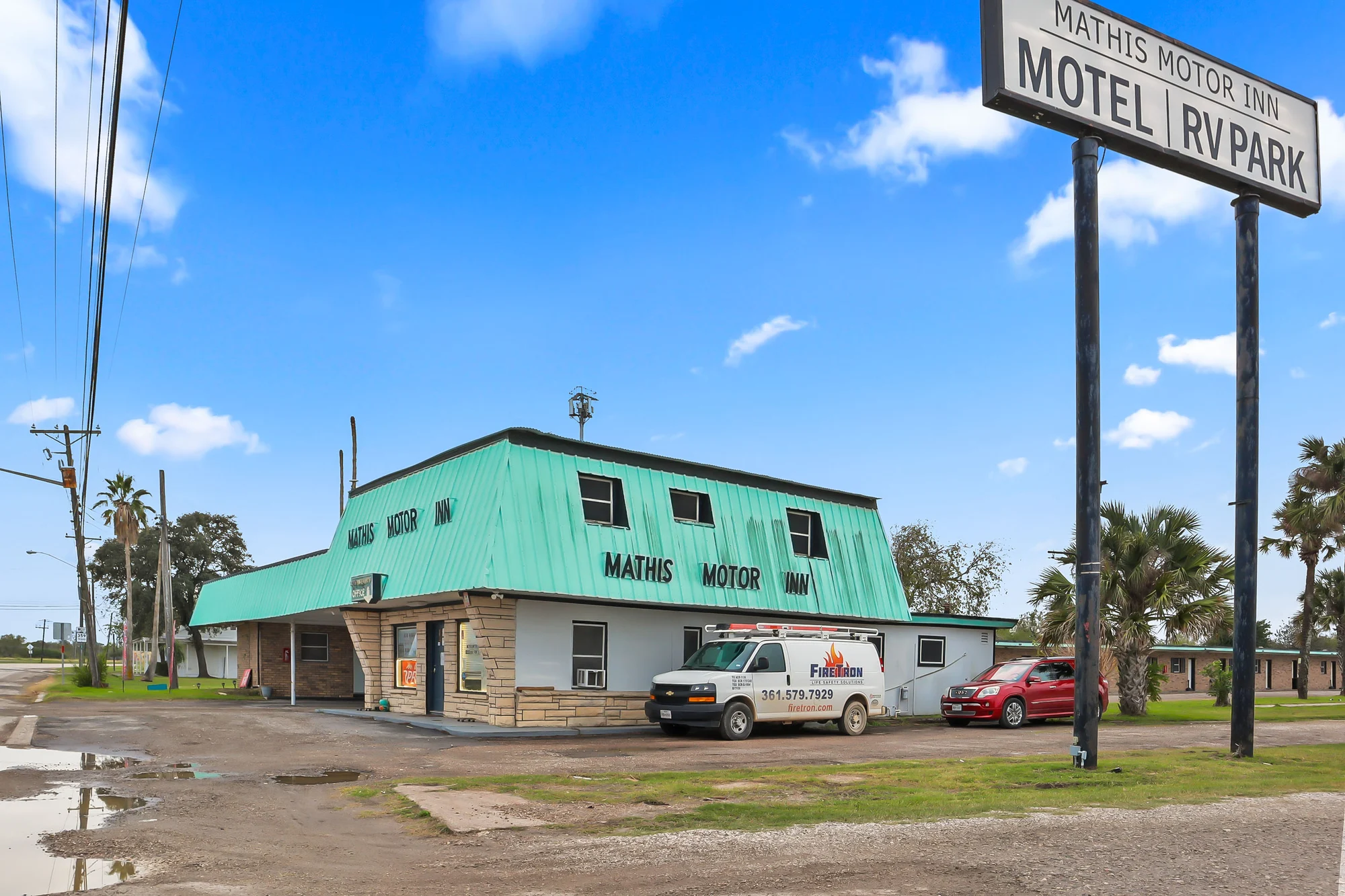 Entrance to Mathis Motor Inn and RV Park